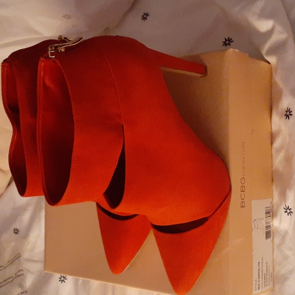 Clothes/shoes - Picture 1 of 3